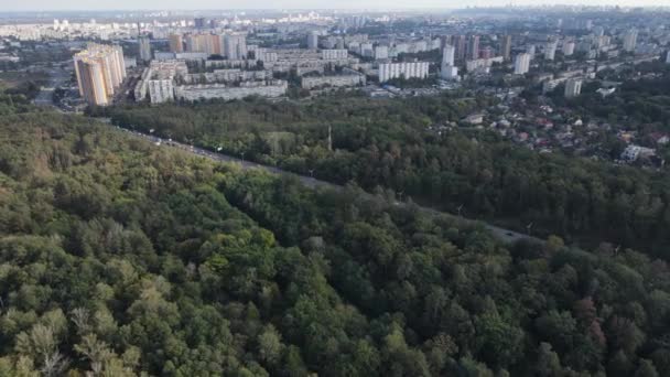 Повітряний вид на кордон метрополісу і лісу. Київ, Україна — стокове відео