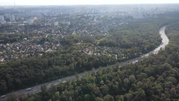 Uitzicht vanuit de lucht op de grens van de metropool en het bos. Kiev, Oekraïne — Stockvideo