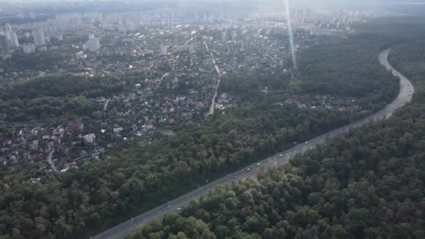 都市と森の境界線の空中ビュー。ウクライナのキエフ — ストック動画