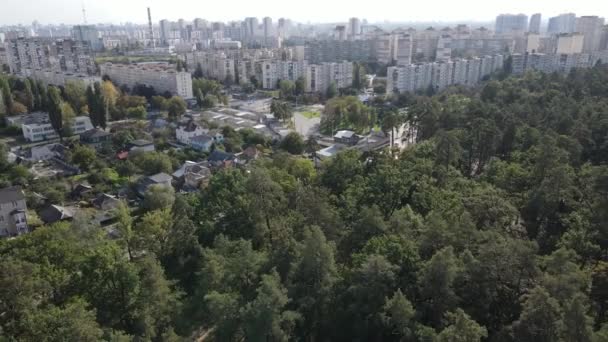 Luftaufnahme der Grenze zwischen Metropole und Wald. Kiew, Ukraine — Stockvideo