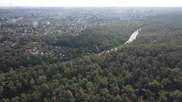 Metropolis ve orman sınırının havadan görüntüsü. Kyiv, Ukrayna — Stok video