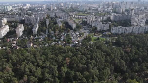 Vista aerea del confine tra la metropoli e la foresta. Kiev, Ucraina — Video Stock