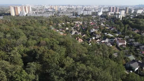 Luftaufnahme der Grenze zwischen Metropole und Wald. Kiew, Ukraine — Stockvideo