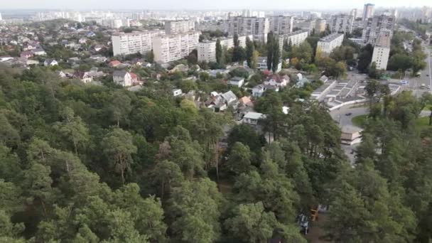 Metropolis ve orman sınırının havadan görüntüsü. Kyiv, Ukrayna — Stok video