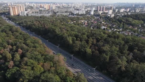 Letecký pohled na hranici metropole a lesa. Kyjev, Ukrajina — Stock video