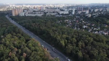 Ormanın yanındaki Megalopolis: Büyük şehirle doğa arasındaki bağlantı. Hava görüntüsü. Yavaş çekim