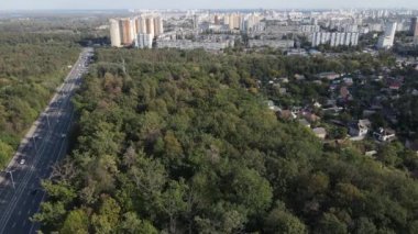 Ormanın yanındaki Megalopolis: Büyük şehirle doğa arasındaki bağlantı. Hava görüntüsü. Yavaş çekim