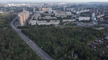 Ormanın yanındaki Megalopolis: Büyük şehirle doğa arasındaki bağlantı. Hava görüntüsü. Yavaş çekim