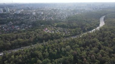 Ormanın yanındaki Megalopolis: Büyük şehirle doğa arasındaki bağlantı. Hava görüntüsü. Yavaş çekim