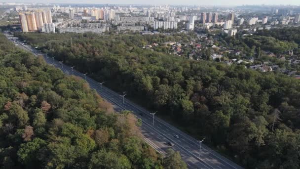 Megalopolis vedle lesa: kontakt mezi velkým městem a přírodou. Letecký pohled. Zpomalený pohyb — Stock video