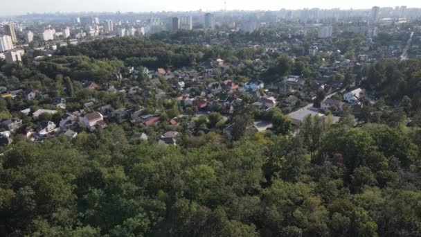 Megalópolis junto al bosque: el contacto entre la gran ciudad y la naturaleza. Vista aérea. Movimiento lento — Vídeos de Stock