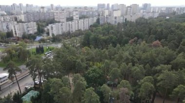 Ormanın yanındaki Megalopolis: Büyük şehirle doğa arasındaki bağlantı. Hava görüntüsü. Yavaş çekim