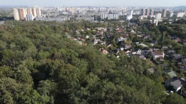 Ormanın yanındaki Megalopolis: Büyük şehirle doğa arasındaki bağlantı. Hava görüntüsü. Yavaş çekim