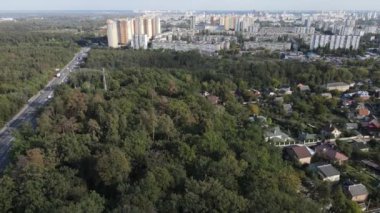 Ormanın yanındaki Megalopolis: Büyük şehirle doğa arasındaki bağlantı. Hava görüntüsü. Yavaş çekim
