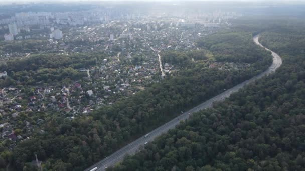 Megalopolis vedle lesa: kontakt mezi velkým městem a přírodou. Letecký pohled. Zpomalený pohyb — Stock video