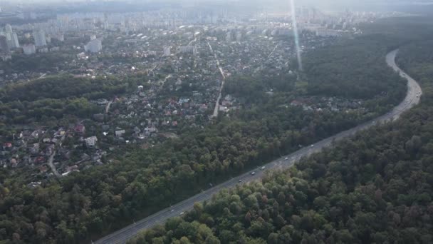 Megalópolis junto al bosque: el contacto entre la gran ciudad y la naturaleza. Vista aérea. Movimiento lento — Vídeos de Stock