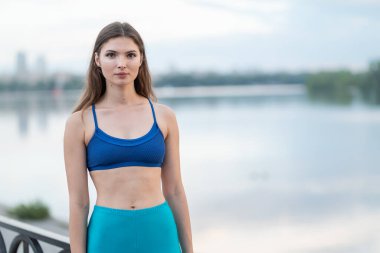 Güzel, genç, esmer bir kızın portresi.