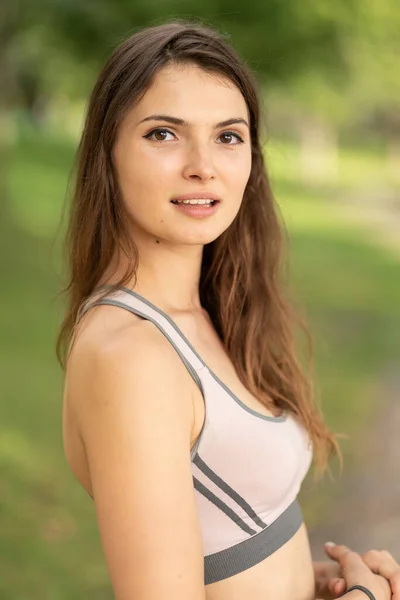 Portret van een mooie jonge sportieve brunette meisje — Stockfoto