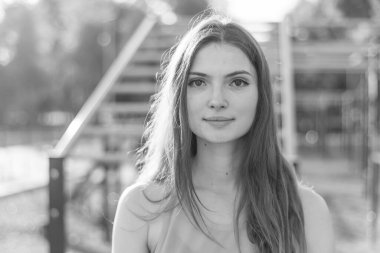 Güzel, genç, esmer bir kızın portresi. Siyah beyaz fotoğraf. BW