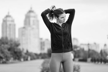 Güzel, genç, esmer bir kızın portresi. Siyah beyaz fotoğraf. BW