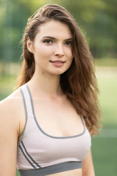 Porträtt av en vacker ung sportig brunett flicka — Stockfoto