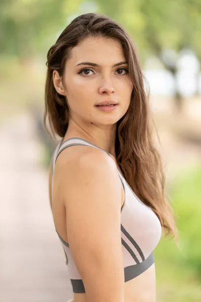 Retrato de uma bela jovem menina morena esportiva — Fotografia de Stock