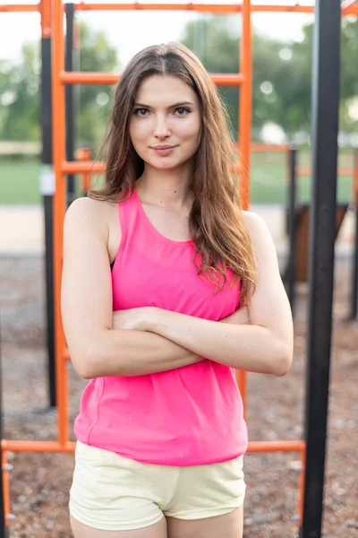 Retrato de uma bela jovem menina morena esportiva — Fotografia de Stock