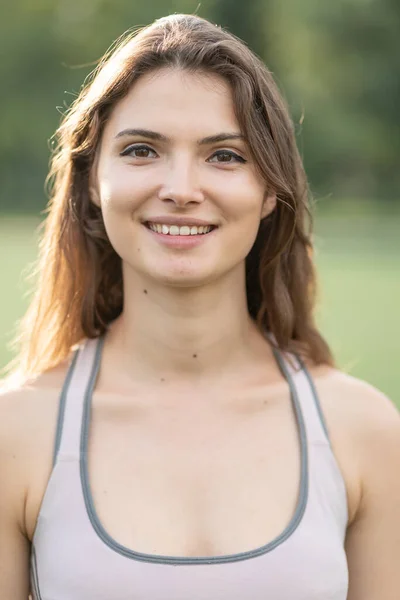 Portret van een mooie jonge sportieve brunette meisje — Stockfoto