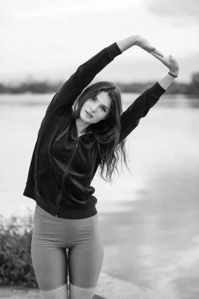 Sport a zdravý životní styl: Bruneta dívka dělá sportovní cvičení. Černobílá fotka. BW — Stock fotografie
