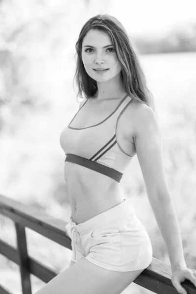 Portret van een mooi jong sportief brunette meisje. Zwart-wit foto. BW — Stockfoto