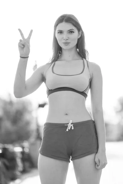 Retrato de uma bela jovem menina morena esportiva. Foto em preto e branco. BW — Fotografia de Stock