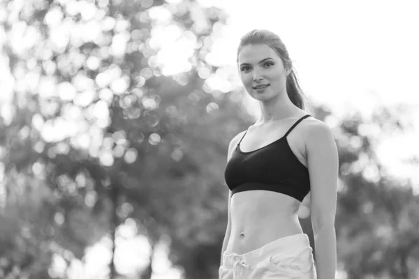 Portret pięknej młodej, sportowej brunetki. Czarno-białe zdjęcie. BW — Zdjęcie stockowe