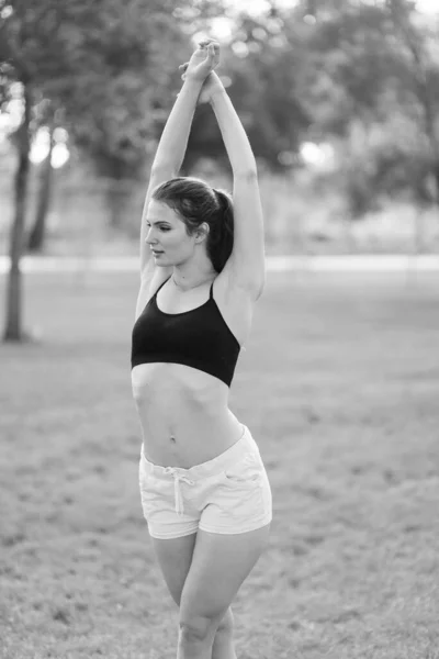 Portrait d'une belle jeune fille brune sportive. Photo en noir et blanc. BW — Photo
