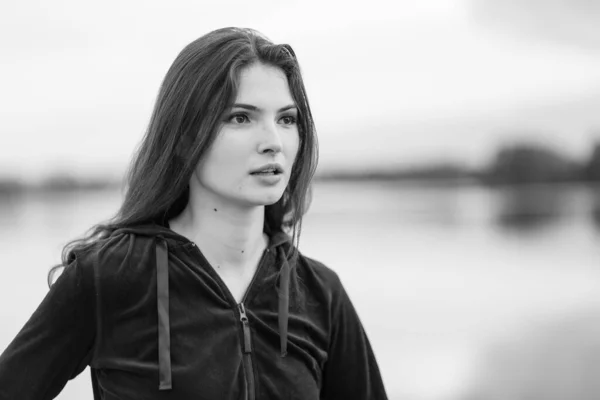 Retrato de uma bela jovem menina morena esportiva. Foto em preto e branco. BW — Fotografia de Stock