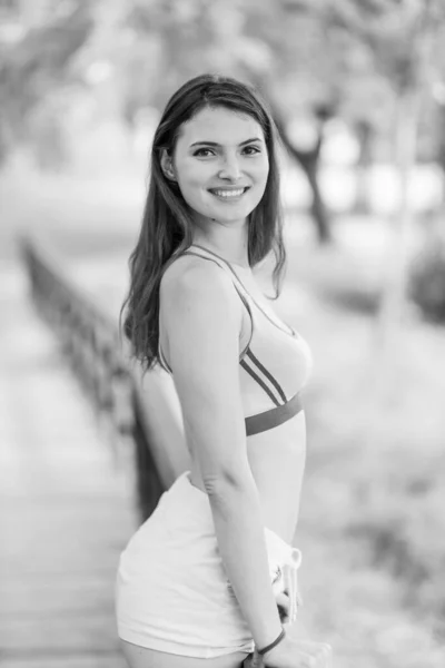 Retrato de uma bela jovem menina morena esportiva. Foto em preto e branco. BW — Fotografia de Stock