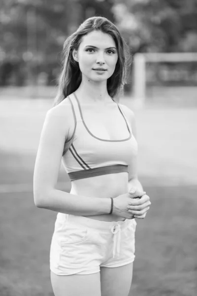 Portret van een mooi jong sportief brunette meisje. Zwart-wit foto. BW — Stockfoto