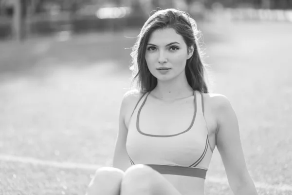 Retrato de uma bela jovem menina morena esportiva. Foto em preto e branco. BW — Fotografia de Stock