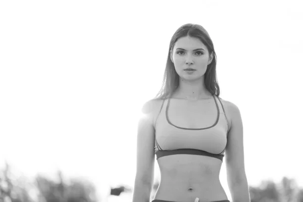 Retrato de una hermosa joven morena deportiva. Foto en blanco y negro. BW —  Fotos de Stock