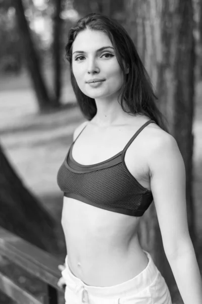 Retrato de una hermosa joven morena deportiva. Foto en blanco y negro. BW —  Fotos de Stock