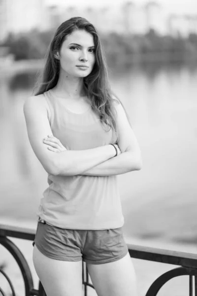 Egy gyönyörű, fiatal, sportos barna lány portréja. Fekete-fehér fotó. BW — Stock Fotó