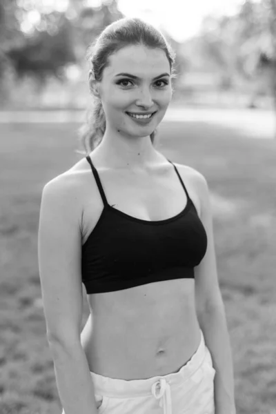 Portret van een mooi jong sportief brunette meisje. Zwart-wit foto. BW — Stockfoto