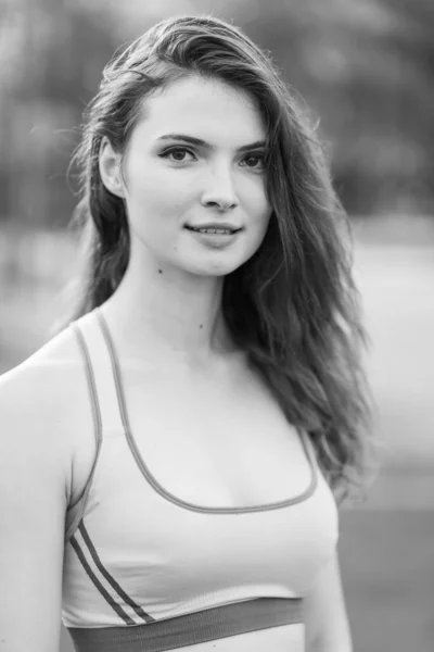 Retrato de una hermosa joven morena deportiva. Foto en blanco y negro. BW —  Fotos de Stock