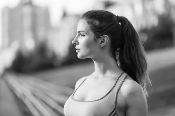 Porträtt av en vacker ung sportig brunett flicka. Svart och vitt foto. BW — Stockfoto
