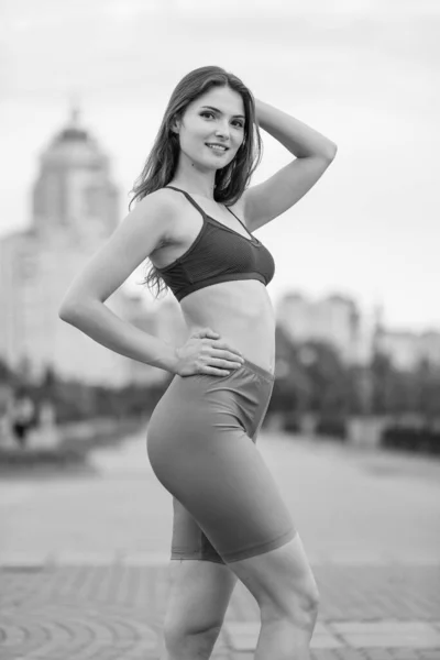 Porträt einer schönen jungen sportlichen brünetten Mädchen. Schwarz-Weiß-Foto. BW — Stockfoto