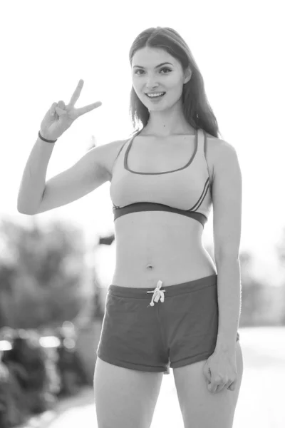 Retrato de uma bela jovem menina morena esportiva. Foto em preto e branco. BW — Fotografia de Stock
