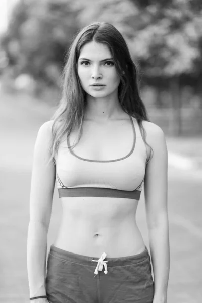 Retrato de uma bela jovem menina morena esportiva. Foto em preto e branco. BW — Fotografia de Stock