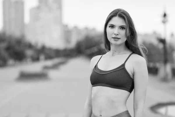 Retrato de una hermosa joven morena deportiva. Foto en blanco y negro. BW —  Fotos de Stock