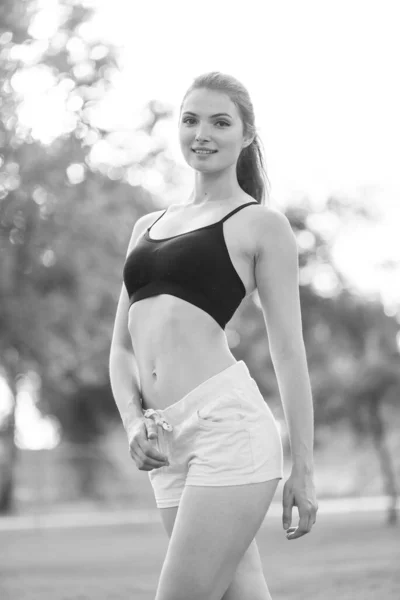 Retrato de una hermosa joven morena deportiva. Foto en blanco y negro. BW — Foto de Stock