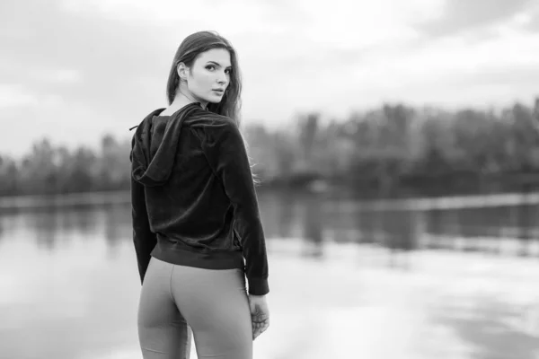 Retrato de uma bela jovem menina morena esportiva. Foto em preto e branco. BW — Fotografia de Stock