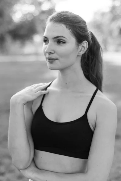 Portret van een mooi jong sportief brunette meisje. Zwart-wit foto. BW — Stockfoto